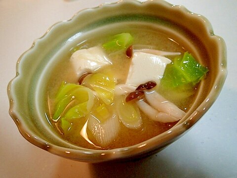 キャベツ・白葱・しめじ・お豆腐の貝だし味噌汁